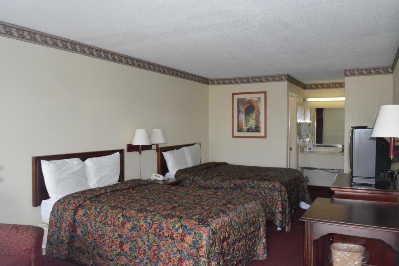 Knights Inn Hurricane Mills Esterno foto