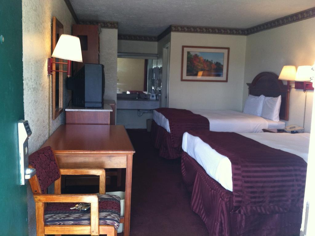 Knights Inn Hurricane Mills Esterno foto