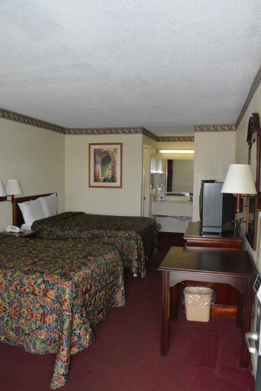 Knights Inn Hurricane Mills Esterno foto
